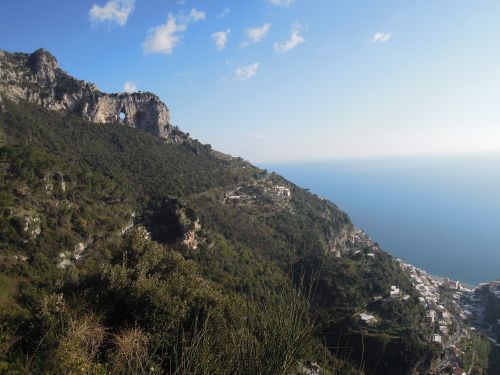 Positano: Skaln okno Monte Gambera nad vesnikou Monte Pertuso.