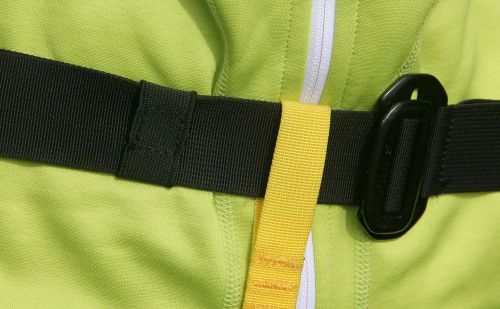 Detail kovov pezky bedernho popruhu batohu s propojenm lutho popruhu pes tsla.